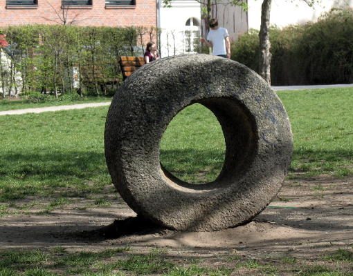 Granit Skulptur Auguststrasse Berlin
